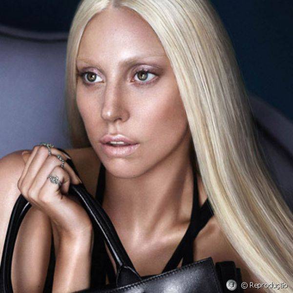 A exc?ntrica Lady Gaga ? a estrela da campanha da Versace para a primavera 2014, com pele dourada e longas madeixas soltas